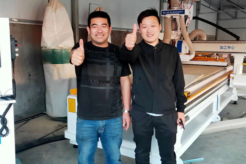 山东青岛XX家具厂订购隐形件板式家具出产线