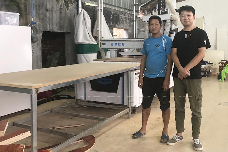 海南儋州XX家具厂订购板式家具出产线